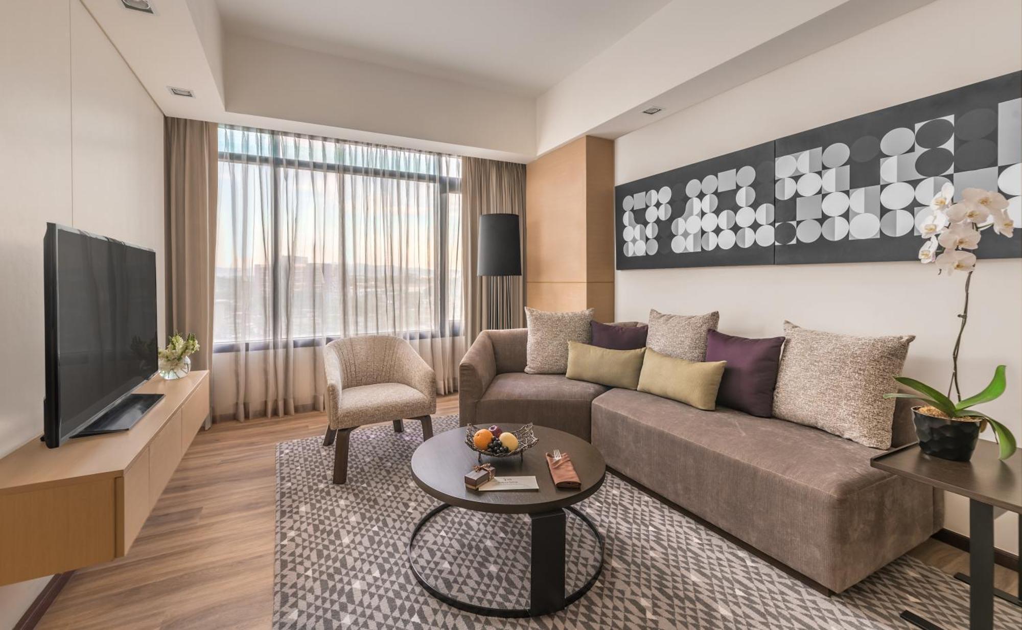 1 King Bed One-Bedroom Corner Suite Living Area Lounge Access,642497331:JPEG
